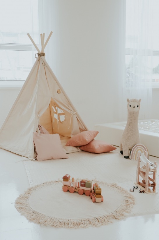 Boho svētku komplekts. Šis komplekts ietver vigvamu, bumbu baseinu, mīksto lamu un ērtus pufus, kuri ir baltos un bēšos toņos. Šis elegantais dizains lieliski iekļaujas jebkurā interjerā.